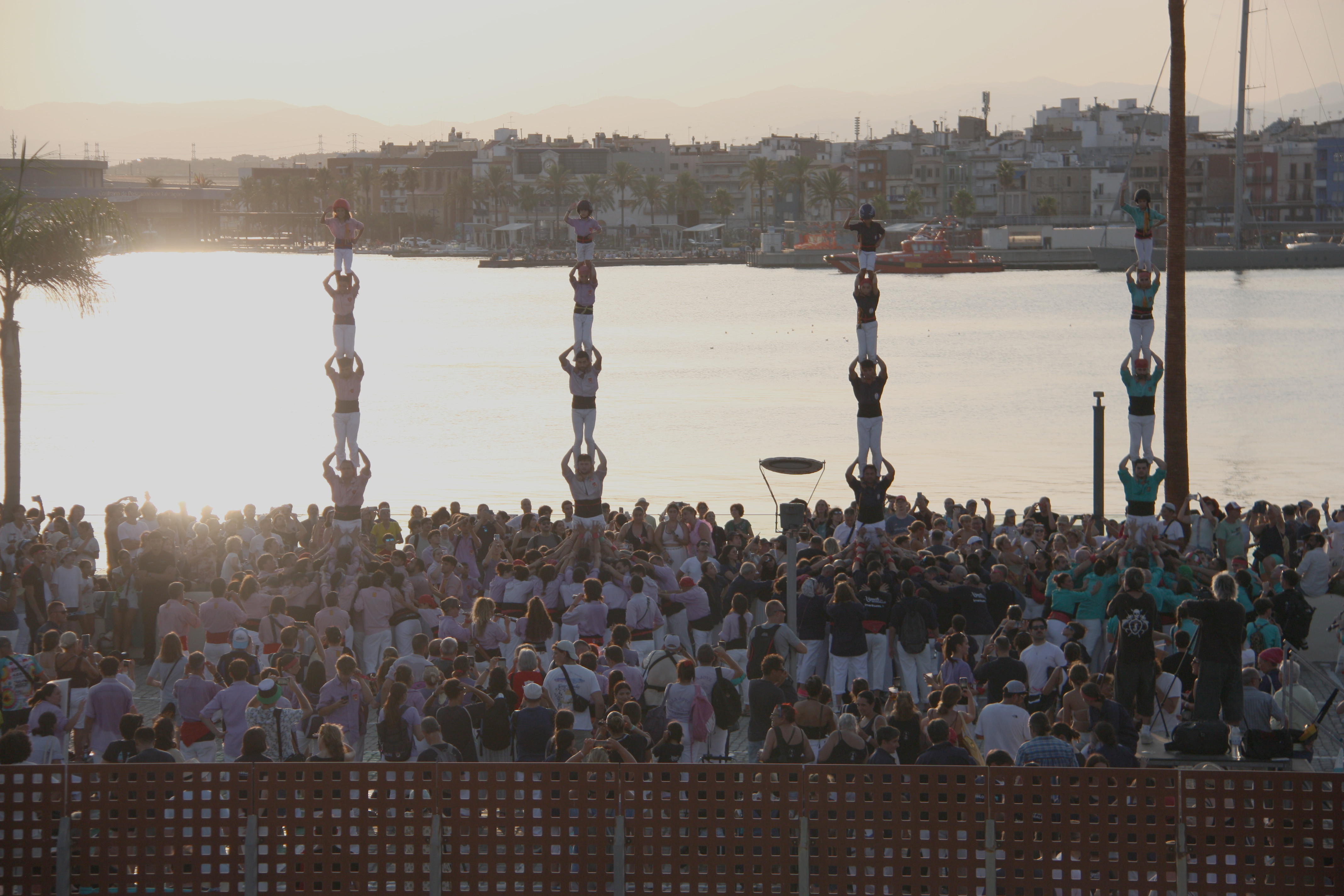 Human towers in Tarragona during the eclipse