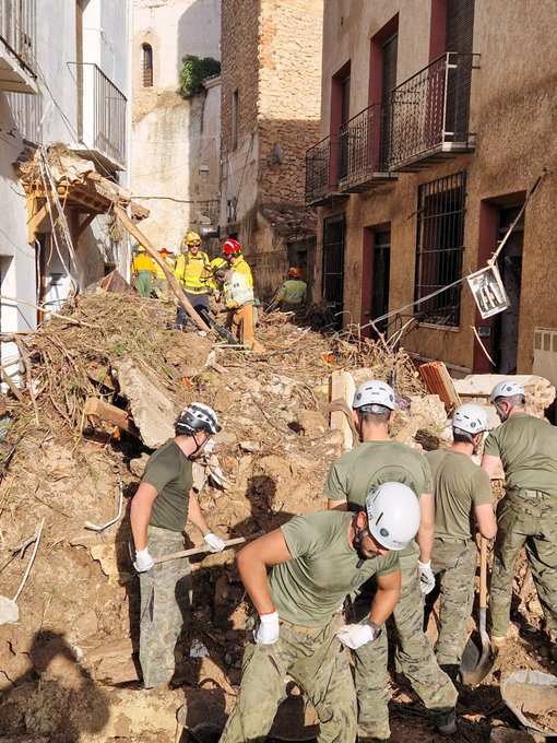 Soldiers help with the cleanup fof the storms and floods in Valencia