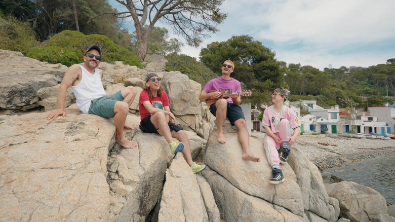 Promotional image of the song 'No és Miami', by Buhos and Els Catarres