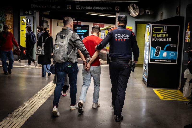 Mossos d'Esquadra police detain one person in Barcelona metro during a Kanpai scheme targeting multiple-time offenders