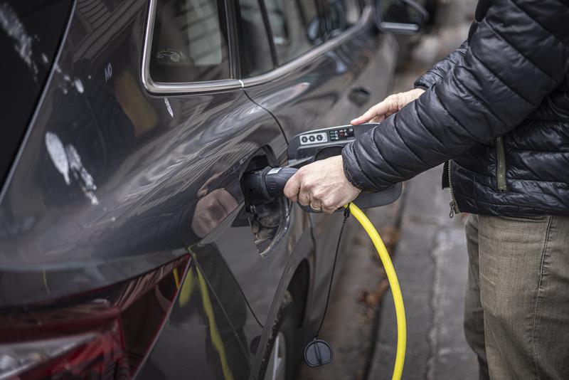 El 72% dels vehicles matriculats el 2026 ja són elèctrics o híbrids, deu punts més que fa un any