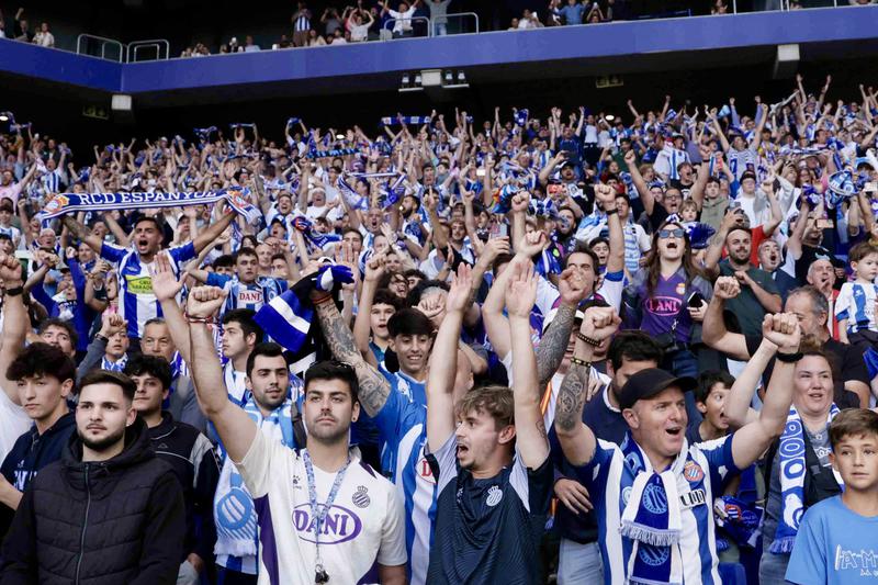 RCD Espanyol fans at the team's stadium in Cornellà - El Prat