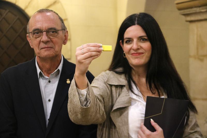 Lawyer Carla Vall and Lleida mayor, Miquel Pueyo, showing the pen drive they handed to the public prosecutor in order to report new alleged cases of sexual abuse in Lleida's Aula de Teatre