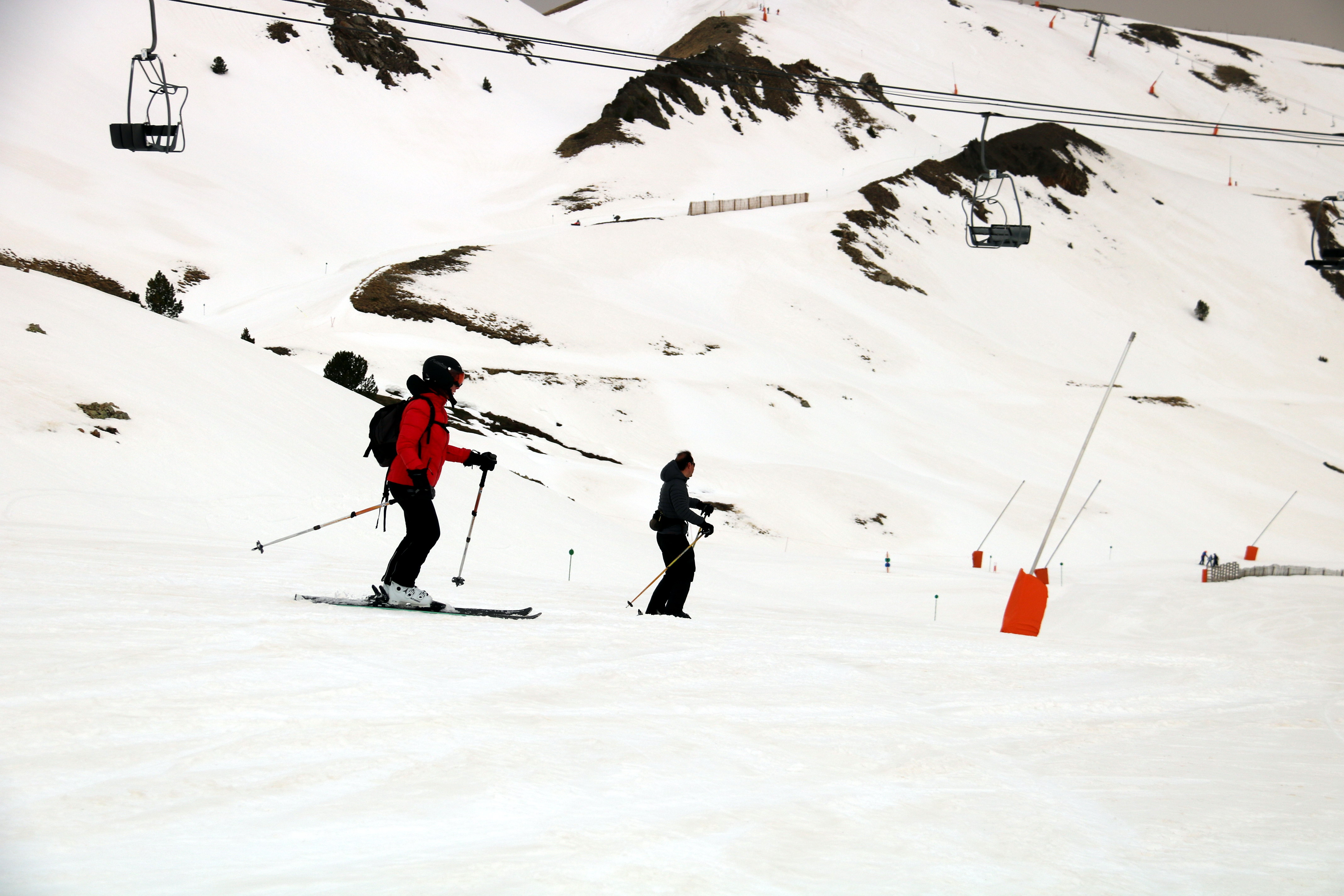 Skiers going down a slope in Boí-Taüll