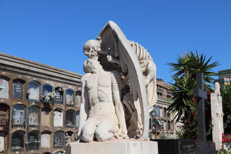 'The Kiss of Death' sculpture at the Poblenou Cemetery 