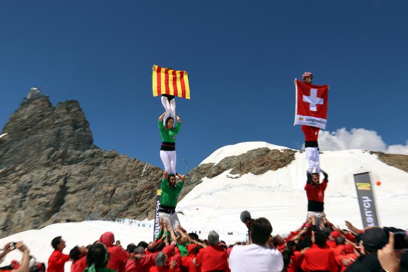 Castellers of Barcelona and Castellers of Lausanne making two pillars in the Jungfraujoch