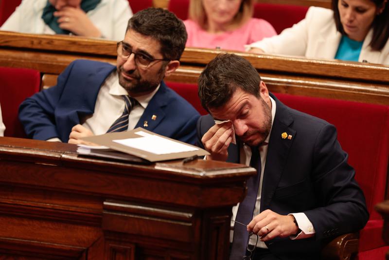 Catalan president Pere Aragonès seated beside vice president Jordi Puigneró during the general policy debate on September 28, 2022