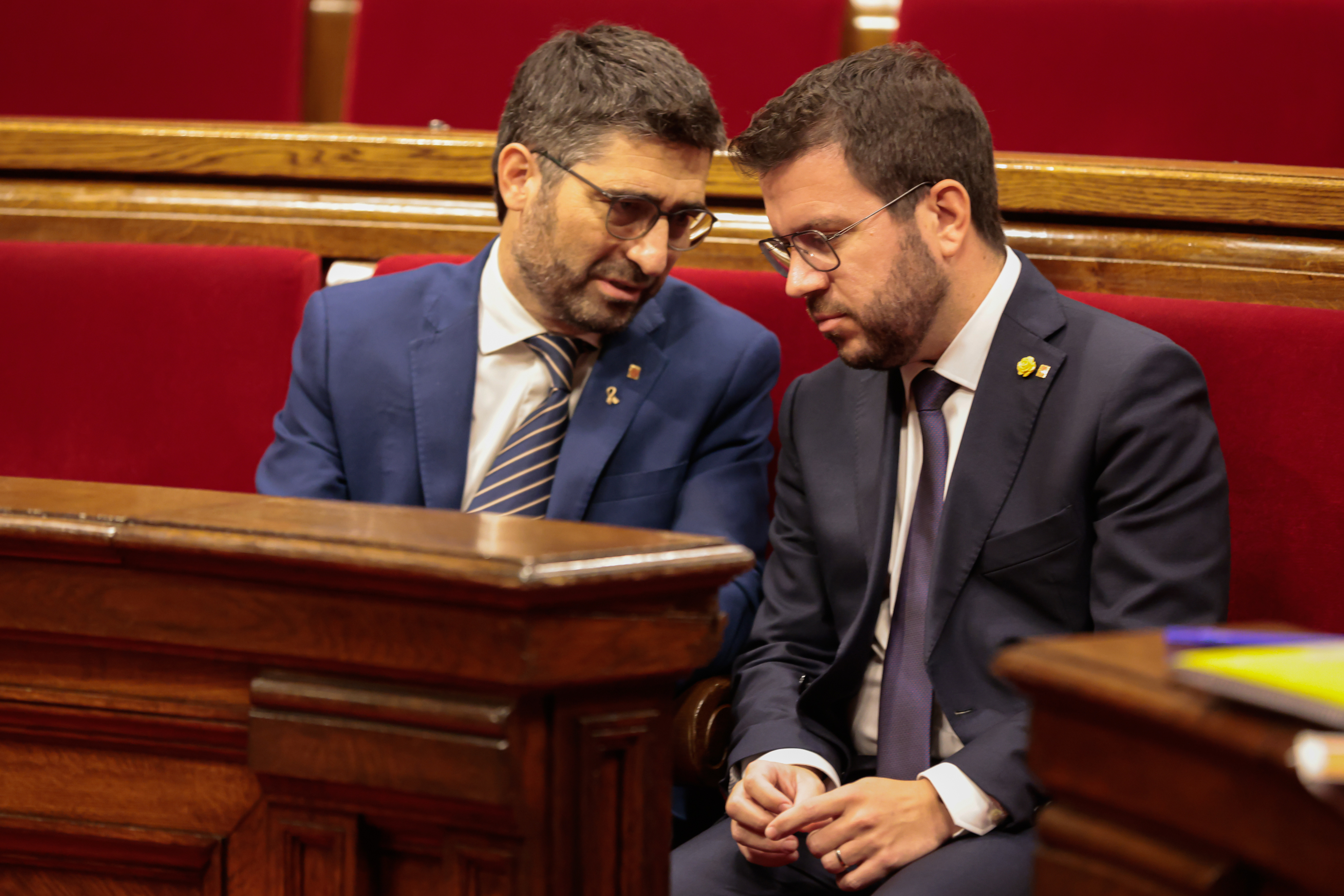 Catalan president Pere Aragonès speaks with vice president Jordi Puigneró during the general policy debate on September 28, 2022
