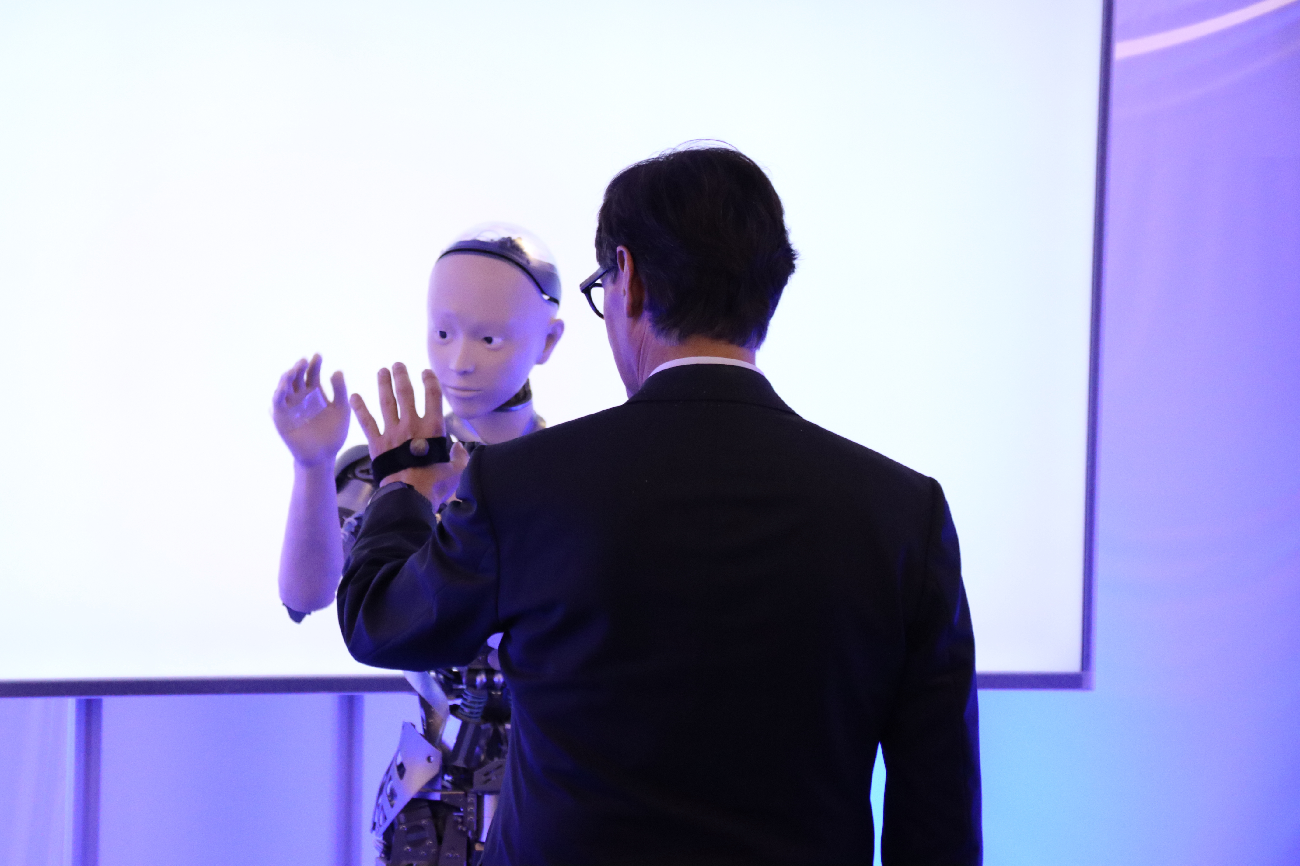 El robot humanoide Shosa imitant els gestos del president de la Generalitat, Salvador Illa.