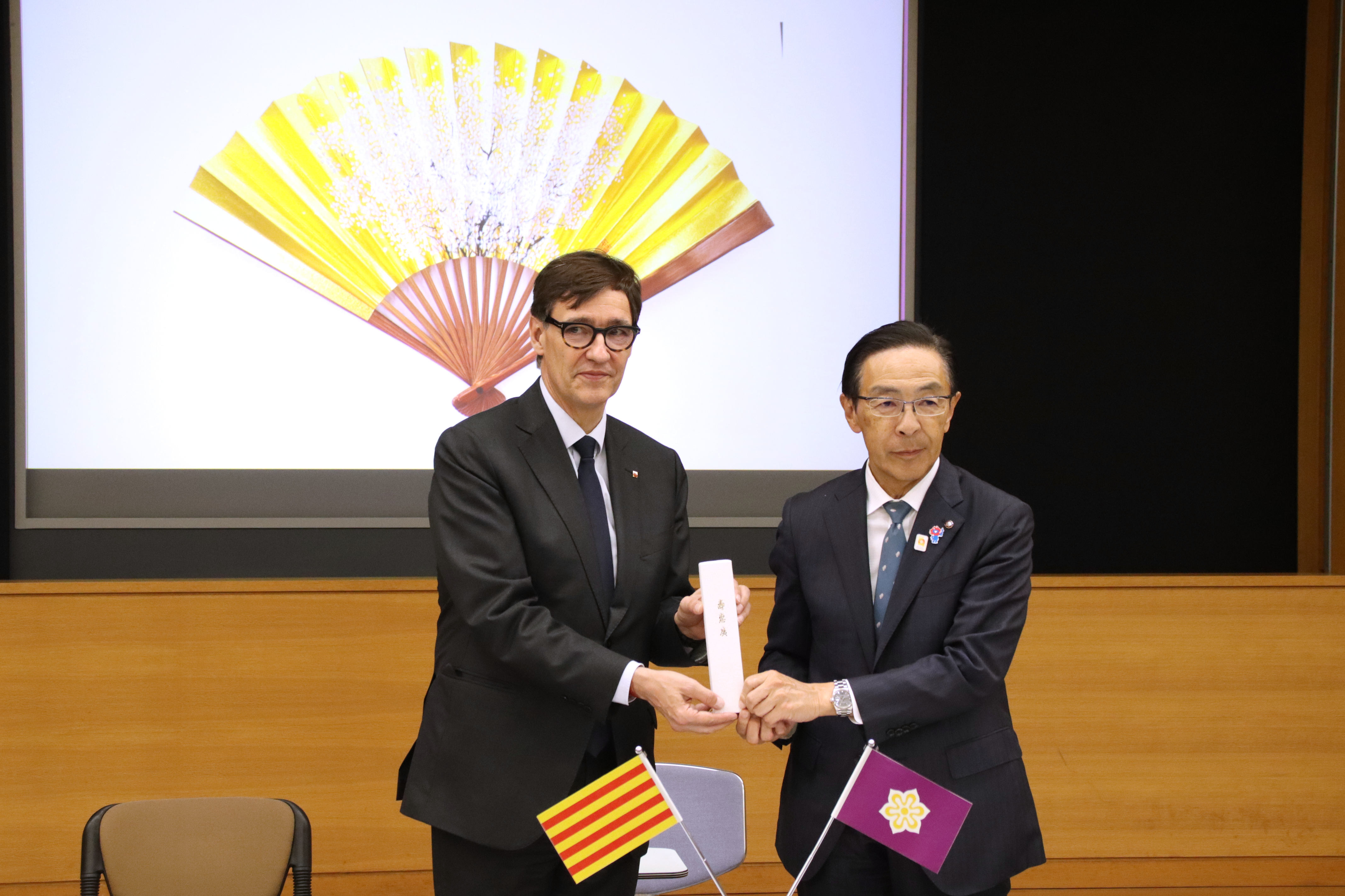El president de la Generalitat, Salvador Illa, ensenyant el ventall de decoració que el governador de la prefectura de Kyoto, Takatoshi Nishiwaki, li ha regalat com a obsequi.