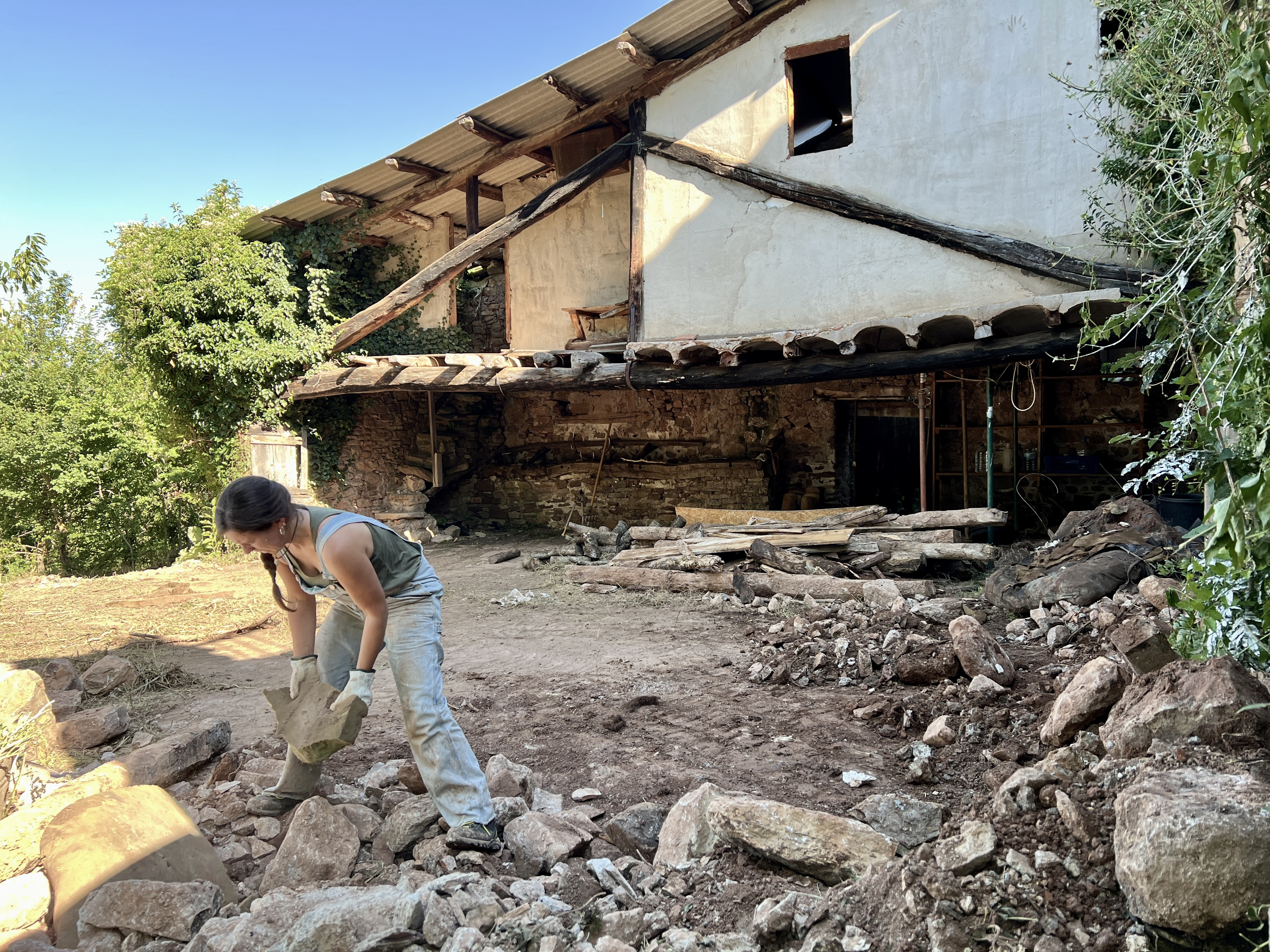 Una noia treballant en la recuperació del poble d'Envall, al Pallars Sobirà