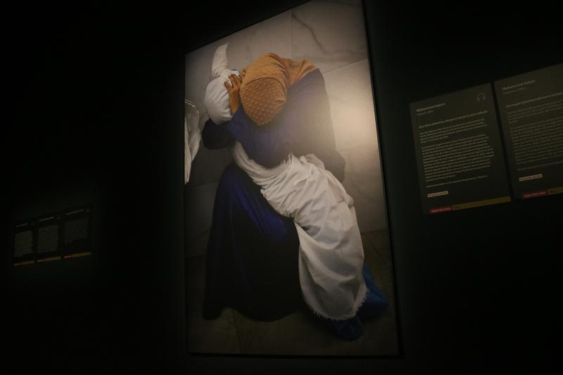 The photo of the year, by Mohammed Salem, at the 2024 World Press Photo exhibition in Barcelona's CCCB