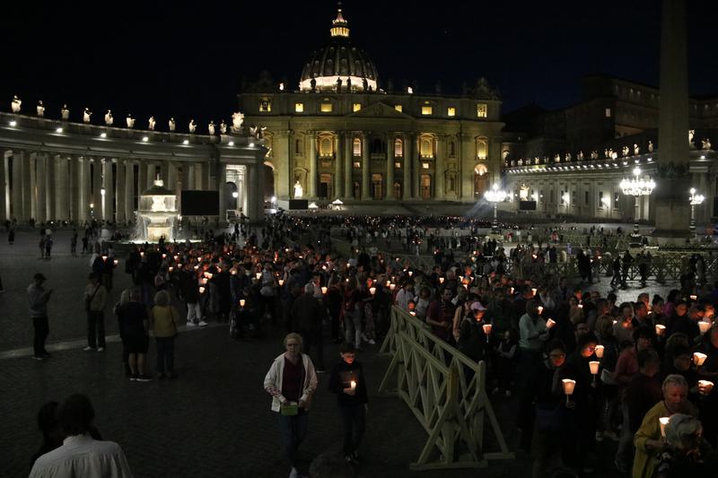 Centenars de persones resen el rosari a la plaça Sant Pere per pregar per l'Església i el Papa