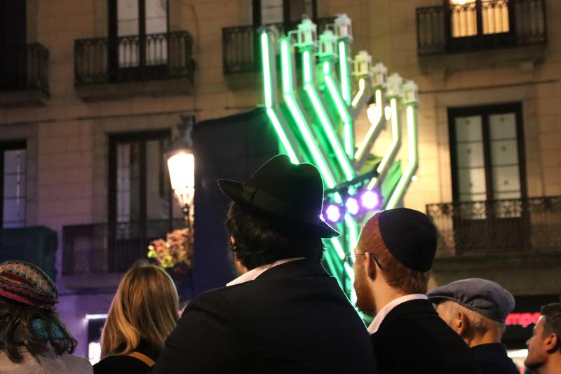 Jewish community celebrates Hanukkah with event in Sant Jaume square