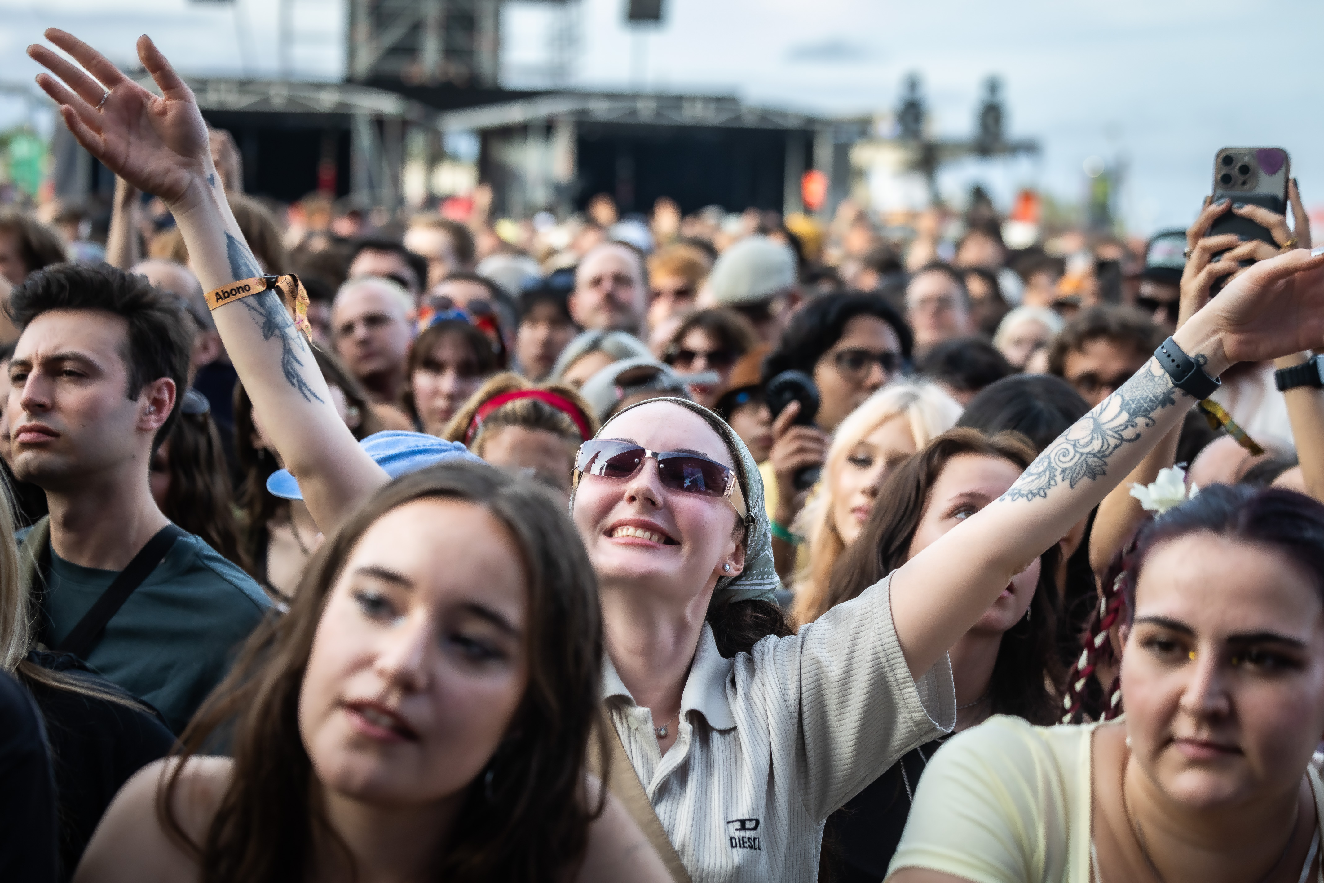 The crowd dring Slowdive at Primavera Sound