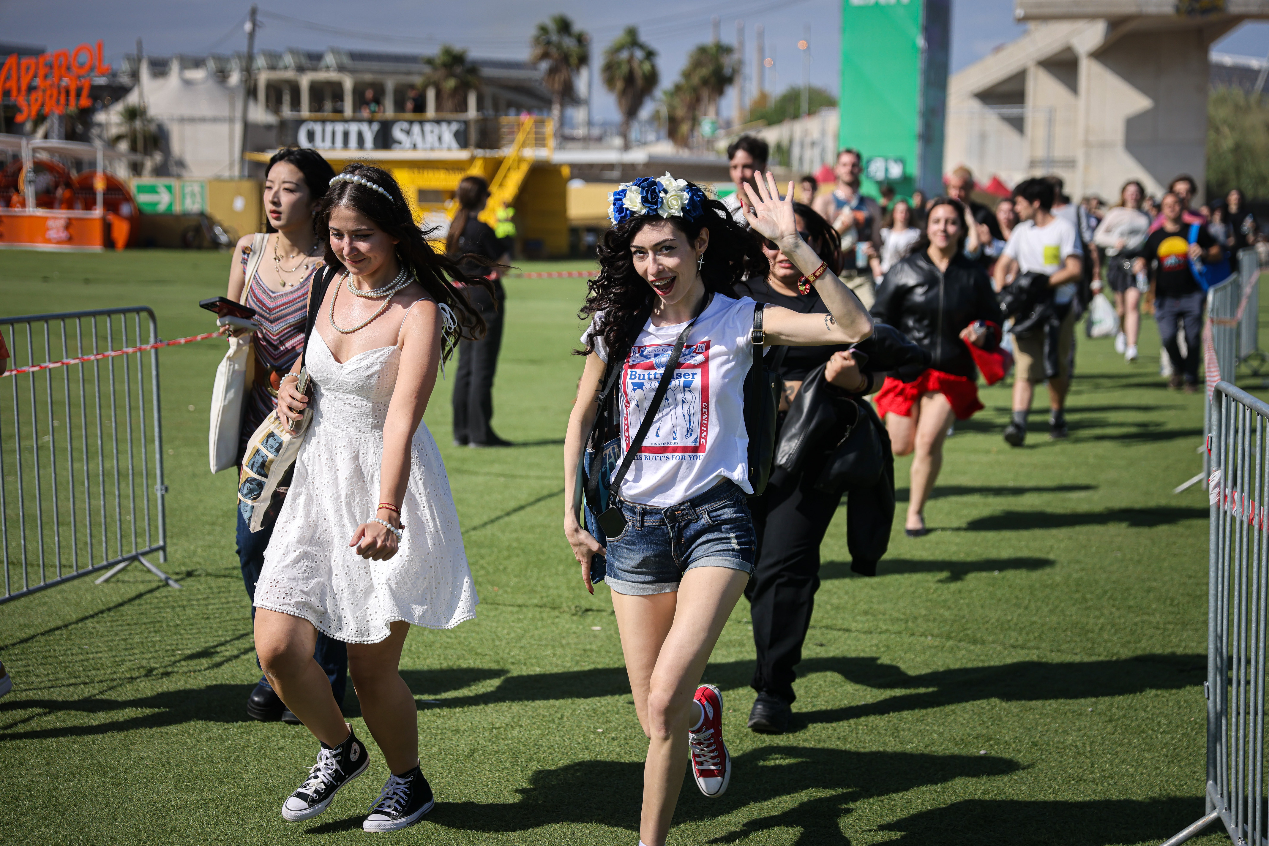 Lana Del Rey fans run to get front row spots