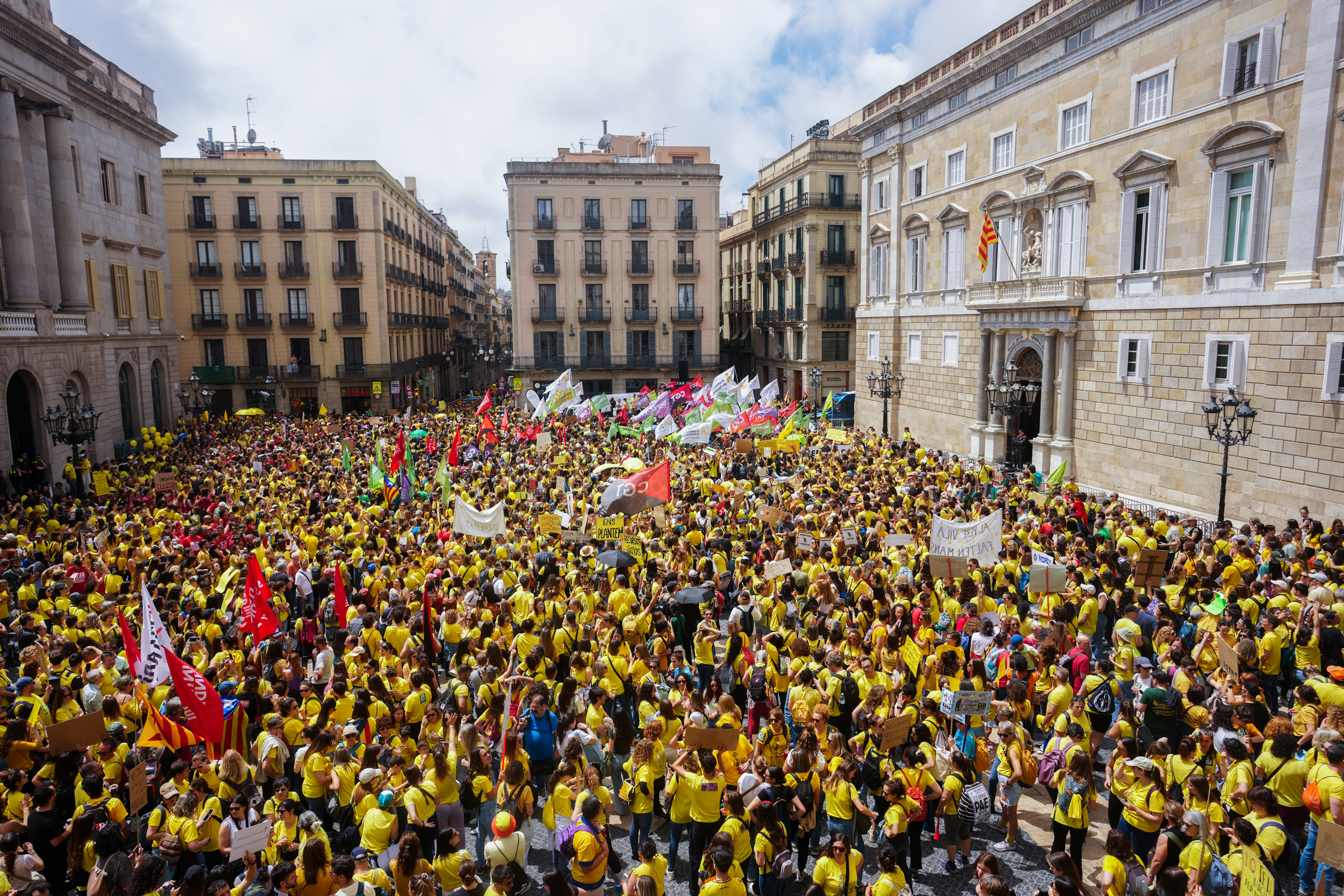 Teachers on strike fill Plaça Sant Jaume in protest
