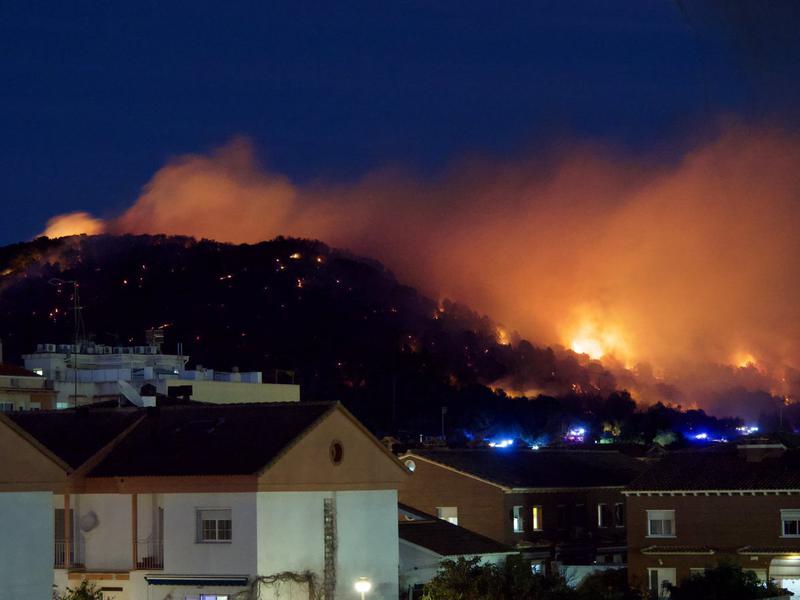 Wildfire in the Escarnosa mountain in the southern town of Calafell's seen from a nearby residential area on March 14, 2023