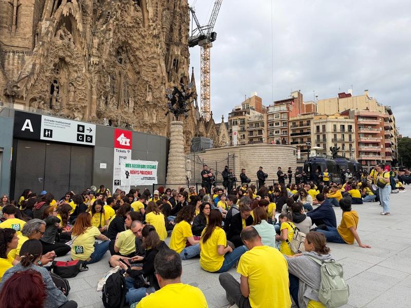 Teachers protesting in front of the Sagrada Família
