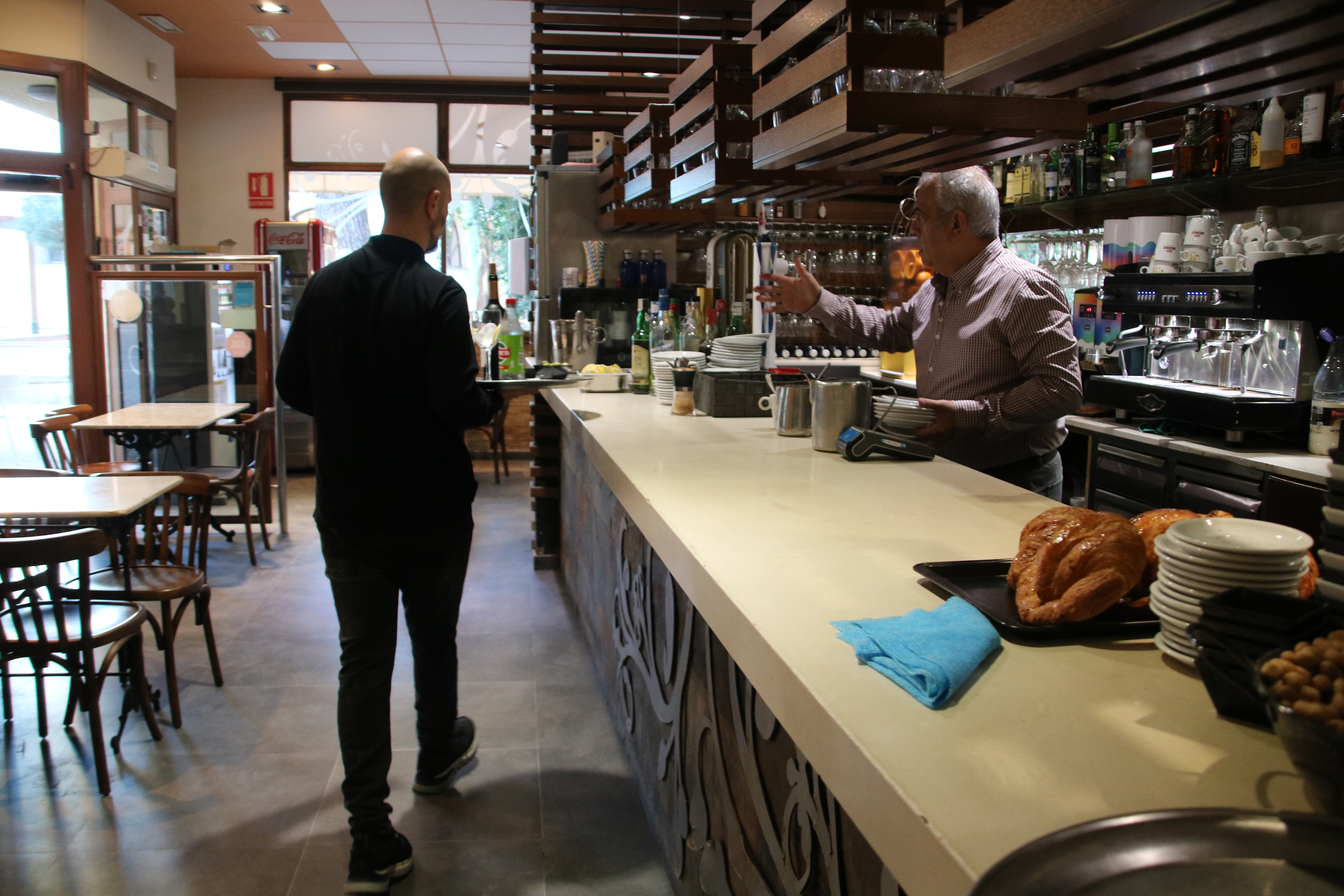 Florentino behind the bar in the Peamflo restaurant in Picanya