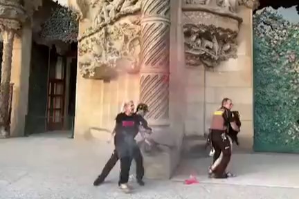 Screenshot from the video taken by Futuro Vegetal showing climate activists being detained by Sagrada Familia security guards