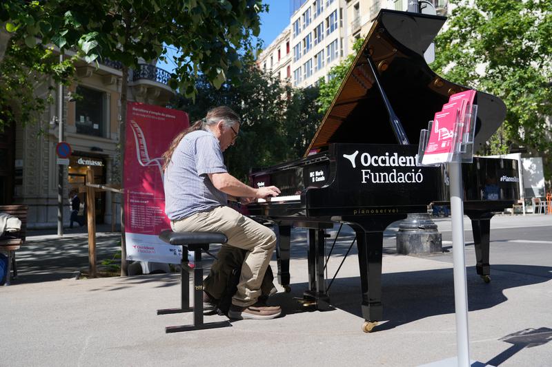 A man playing piano on Rambla de Catalunya
