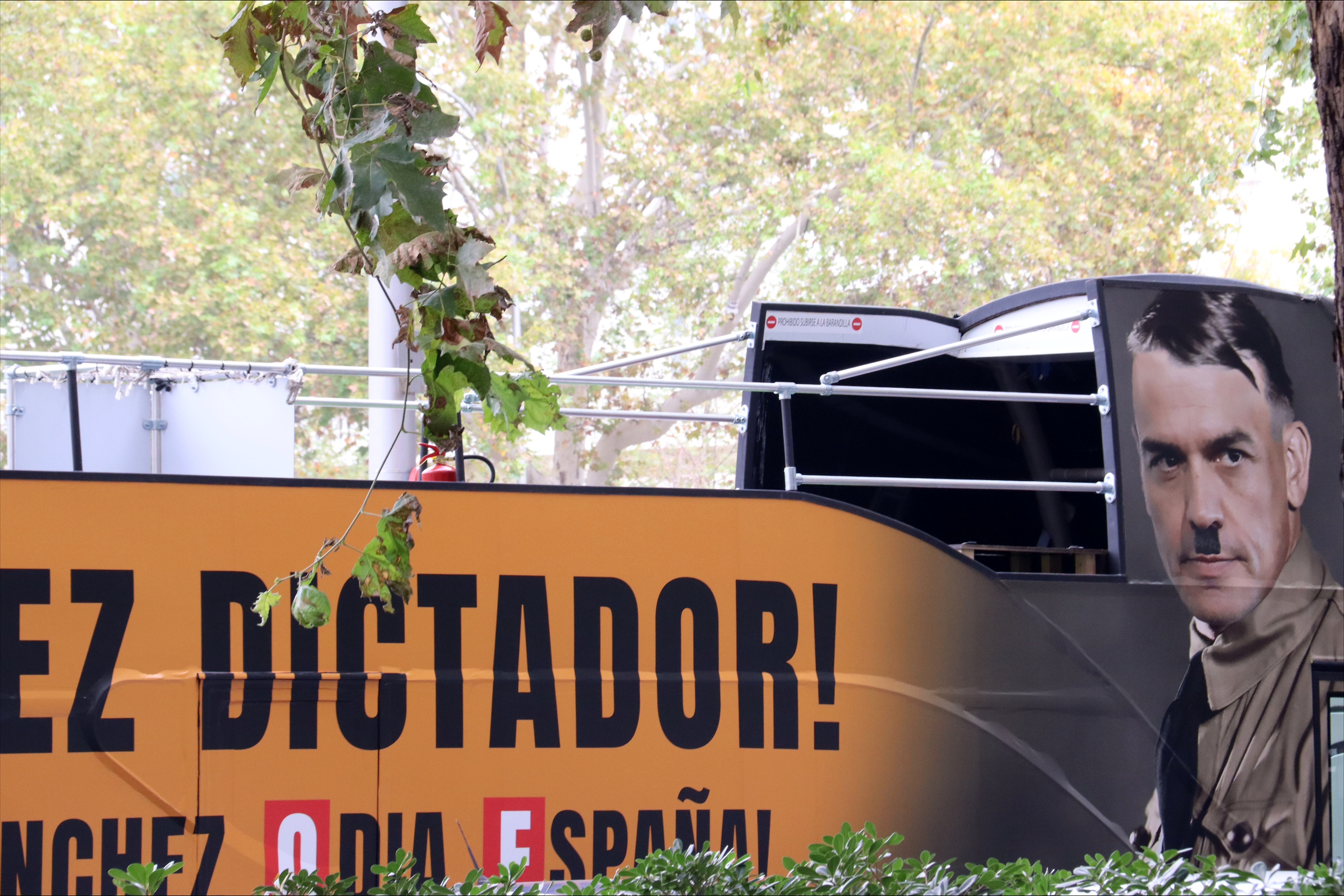 Hazte Oír's bus depicting Pedro Sánchez as Adolf Hitler on November 15, 2023