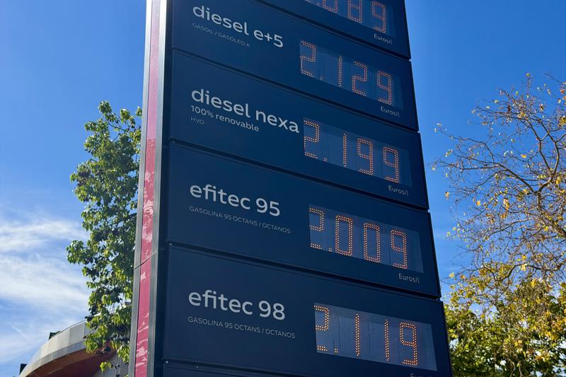 El preu de la benzina continua disparat i ja creix més d'un 30% els últims tres mesos