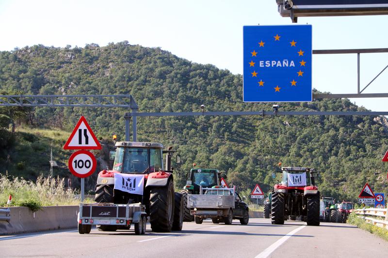 Protesting farmers abandon the block of the AP-7 highway near the border with France