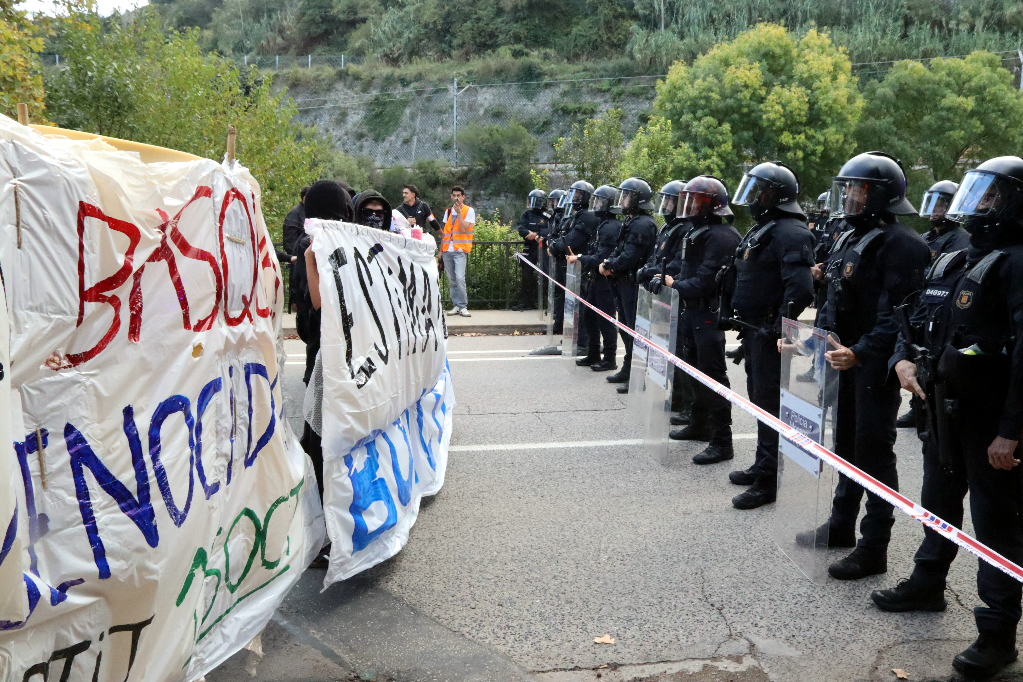 Un cordó policial impedeix l'accés dels manifestants a la zona esportiva del Congost