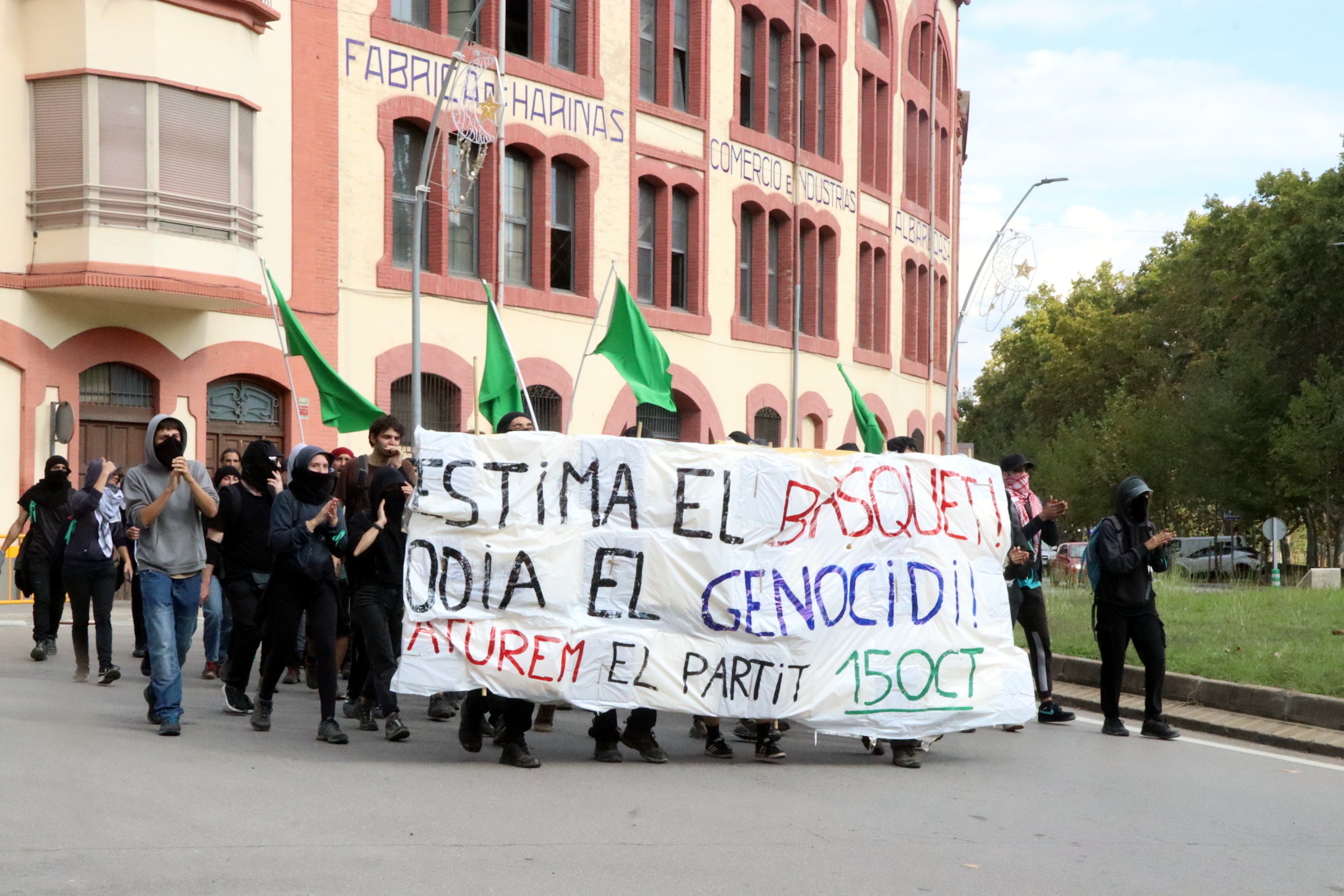 Una columna de manifestants dirigint-se a un dels accessos al Nou Congost a Manresa