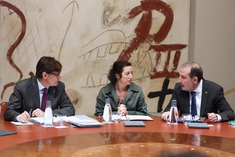 Catalan president Salvador Illa speaks with the Minister of Economy, Alícia Romero, and the Minister of the Presidency, Albert Dalmau, at the Executive Council meeting