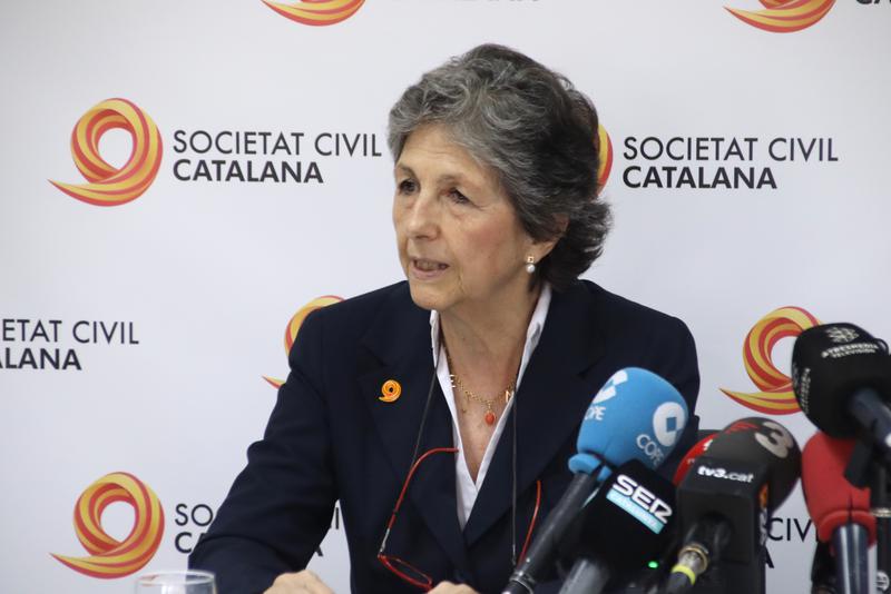 President of the Societat Civil Catalana (Catalan Civil Society) organization, Elda Mata, speaking during a press conference