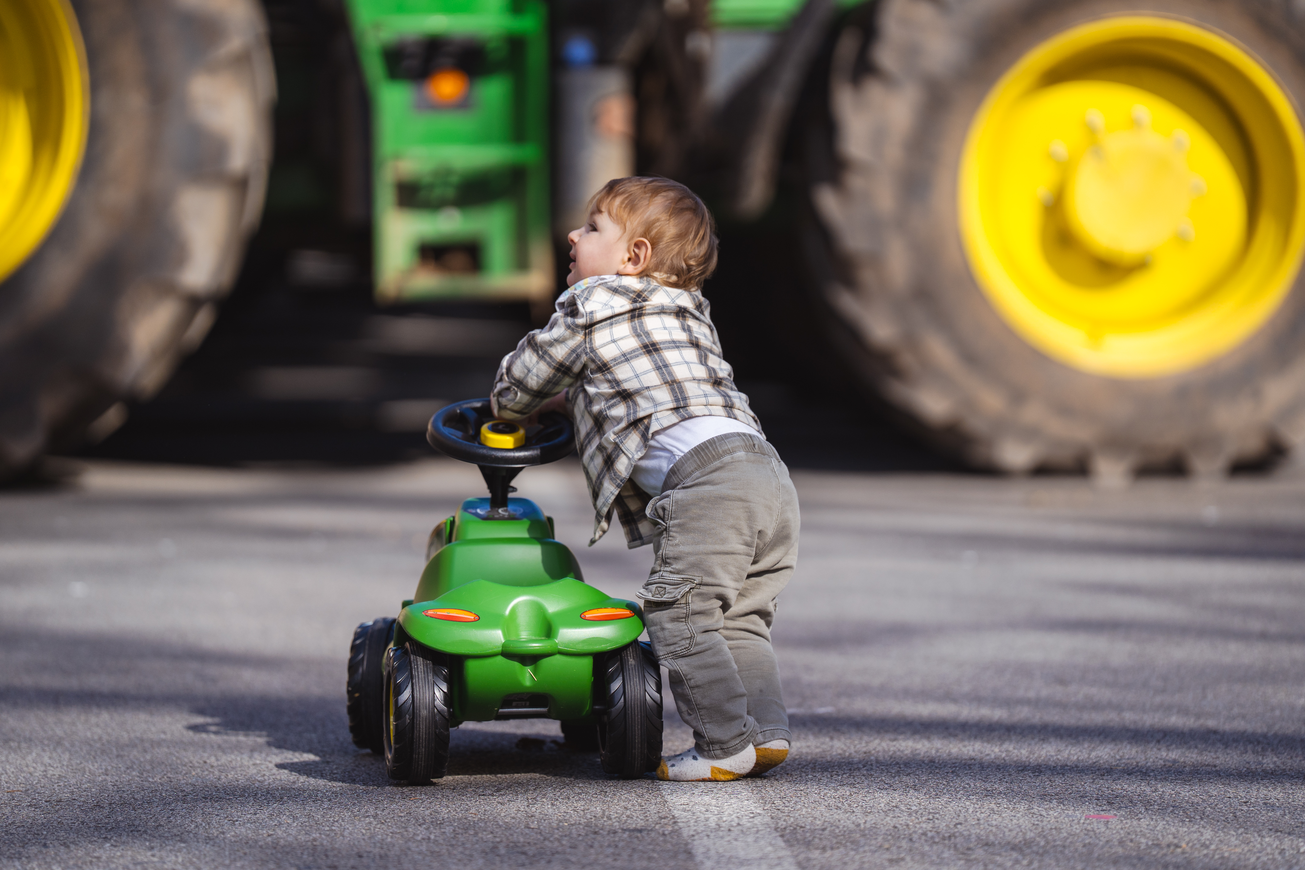 A child in front of the parked tractors on Gran Via