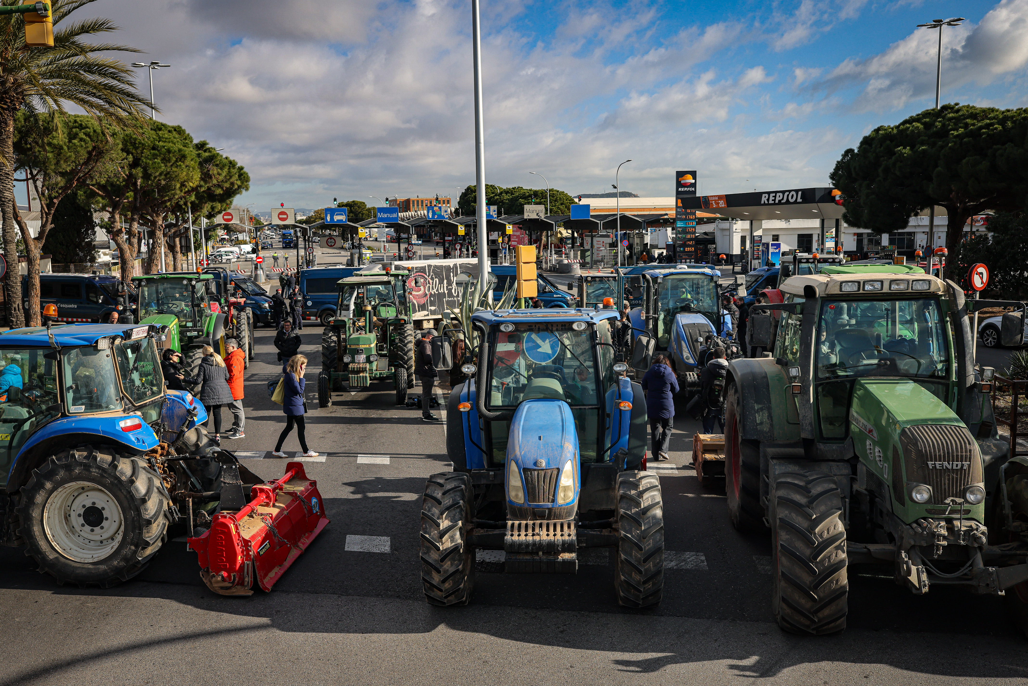 Una vintena de tractors bloquegen l'entrada de Mercabarna per l'accés del Prat