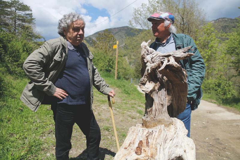 Promotors of the new walking route fusing folklore and art, Toni Llagostera i Evelí Adam, standing in front of 'The Trojan Horse'