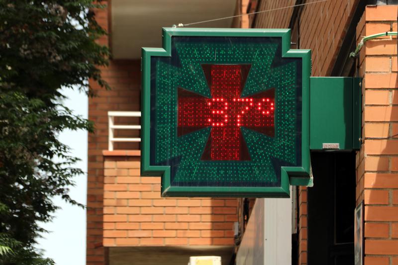 A thermometer in Lleida reads 37ºC.