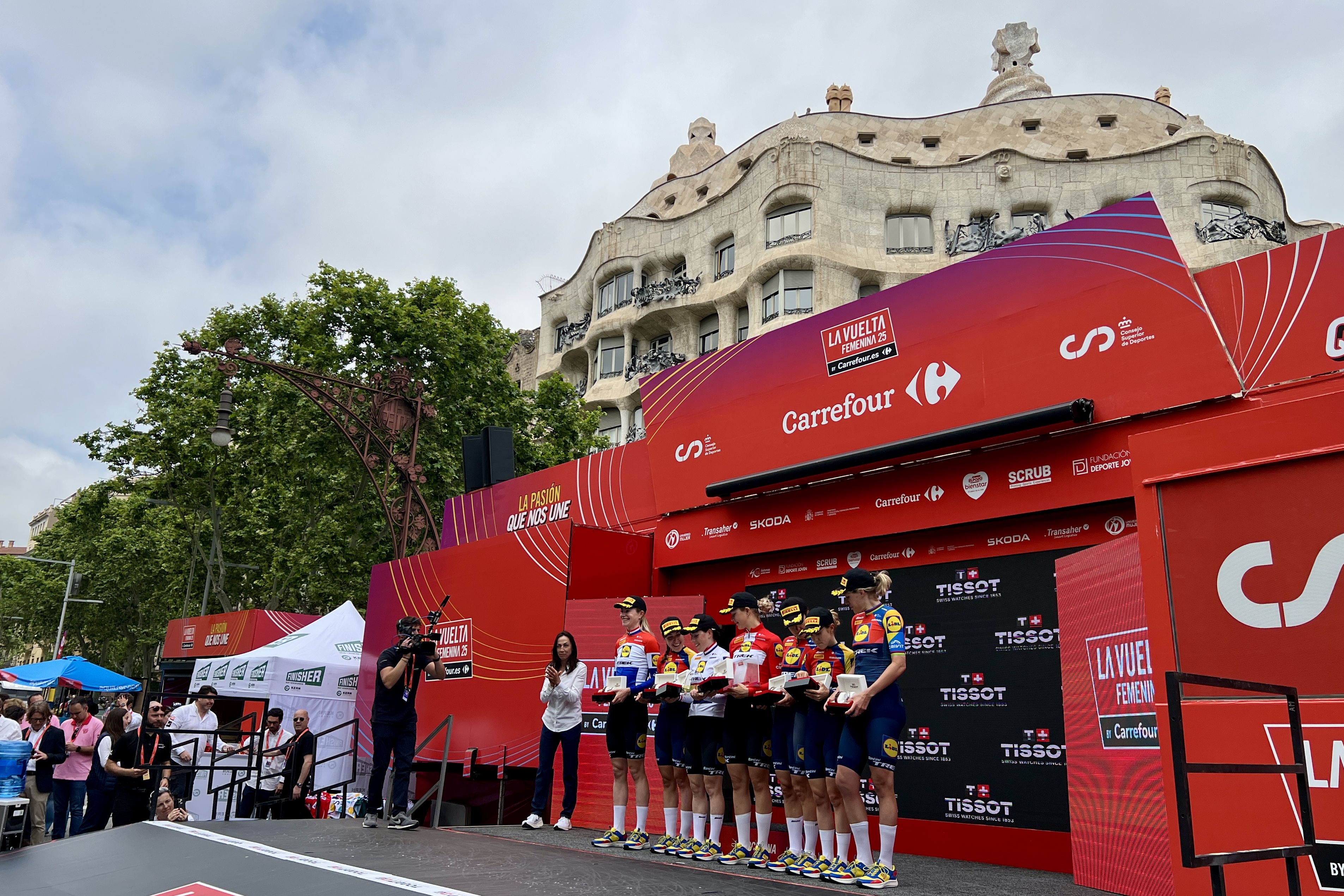The Lidl-Trek La Vuelta Femenina cycling team during the trophy ceremony in Barcelona on May 4, 2025