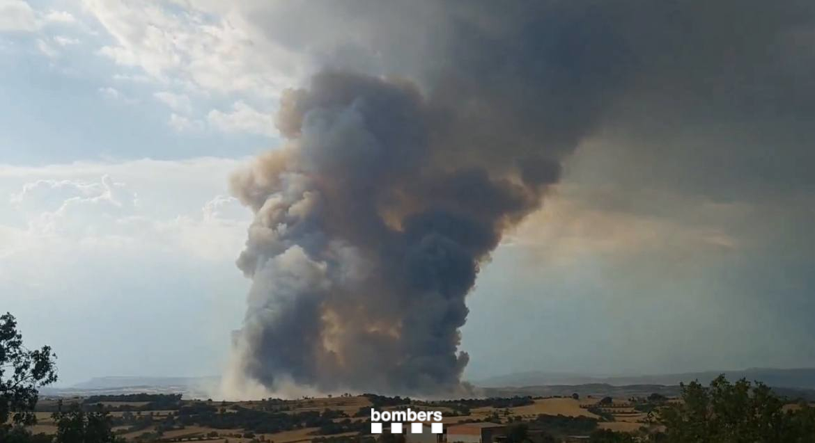 Columna de fum d'un incendi a Torrefeta i Florejacs, a la Segarra