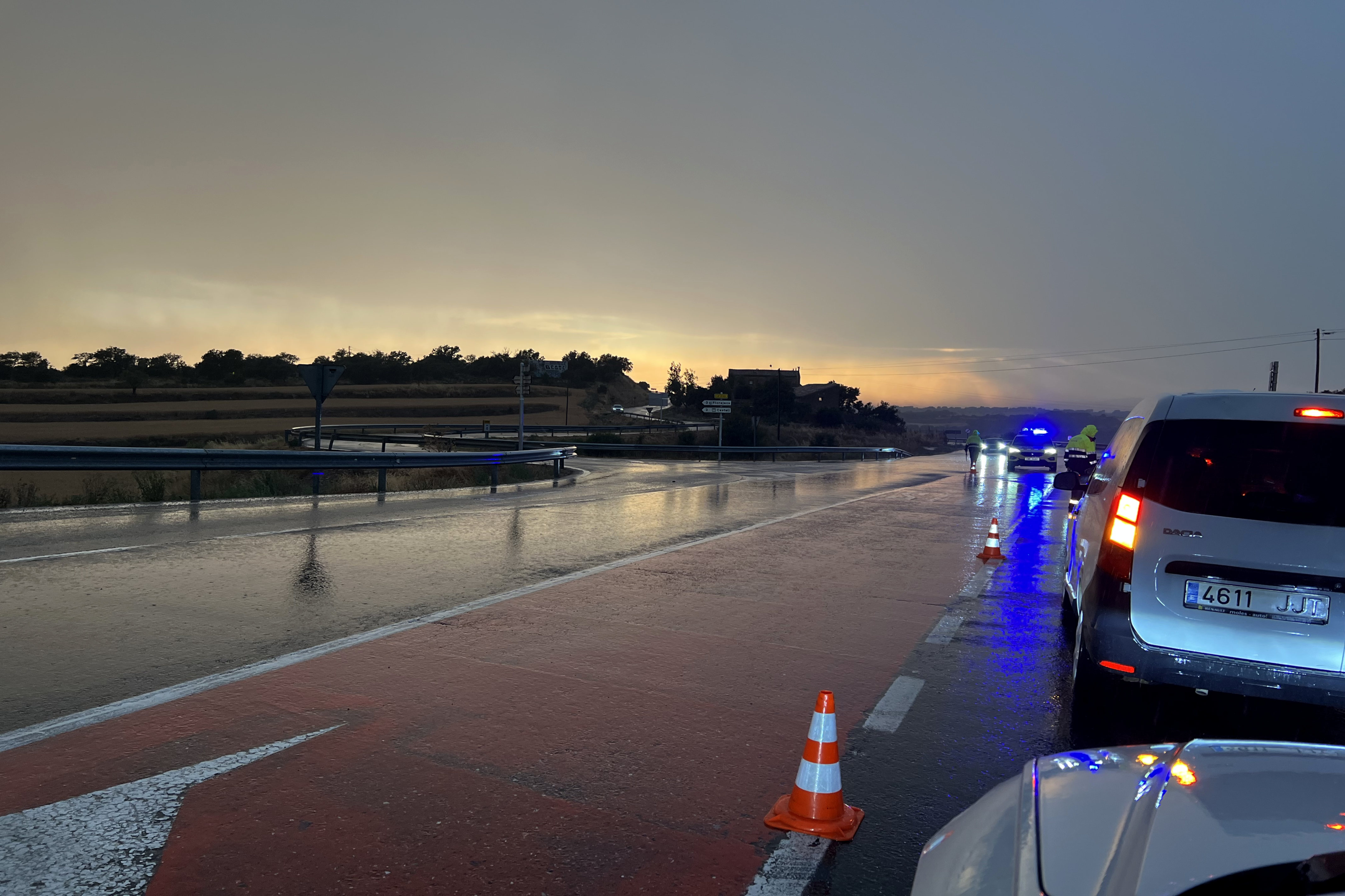 La carretera L-313 tallada a l'altura de Florejacs per l'incendi