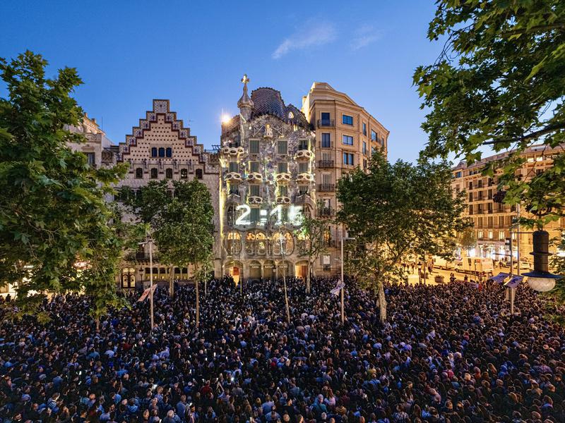 Thousands gather on Passeig de Gràcia to witness a projection mapping display on the facade of Gaudí's Casa Batlló (Photo: Casa Batlló) 