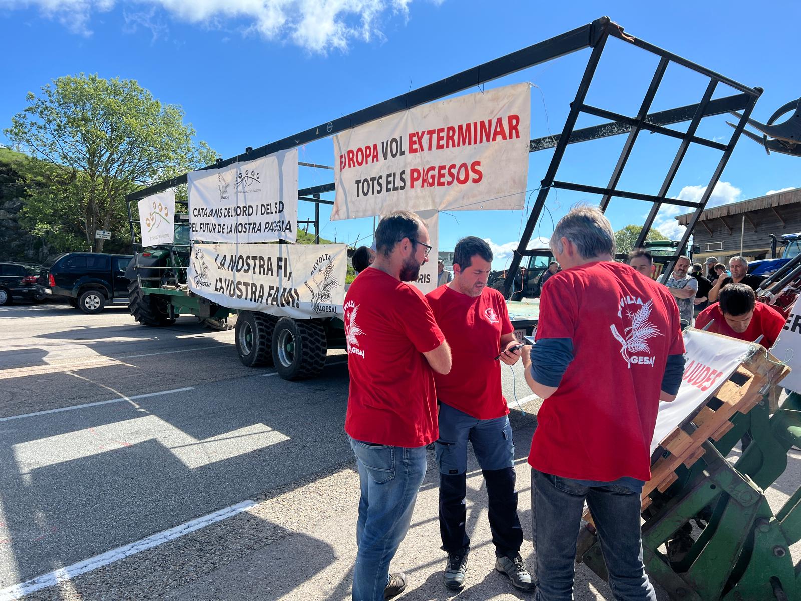 Some tractors blocked the Coll d'Ares border crossing at the Ripollès county