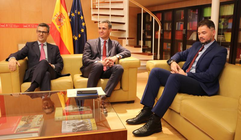 Socialist leader Pedro Sánchez and Spanish presidency minister Félix Bolaños meet with ERC's Congress spokesperson, Gabriel Rufián