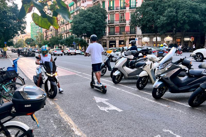 A bike lane next to the central median of Aragó Street at the intersection with Bailèn, in Barcelona