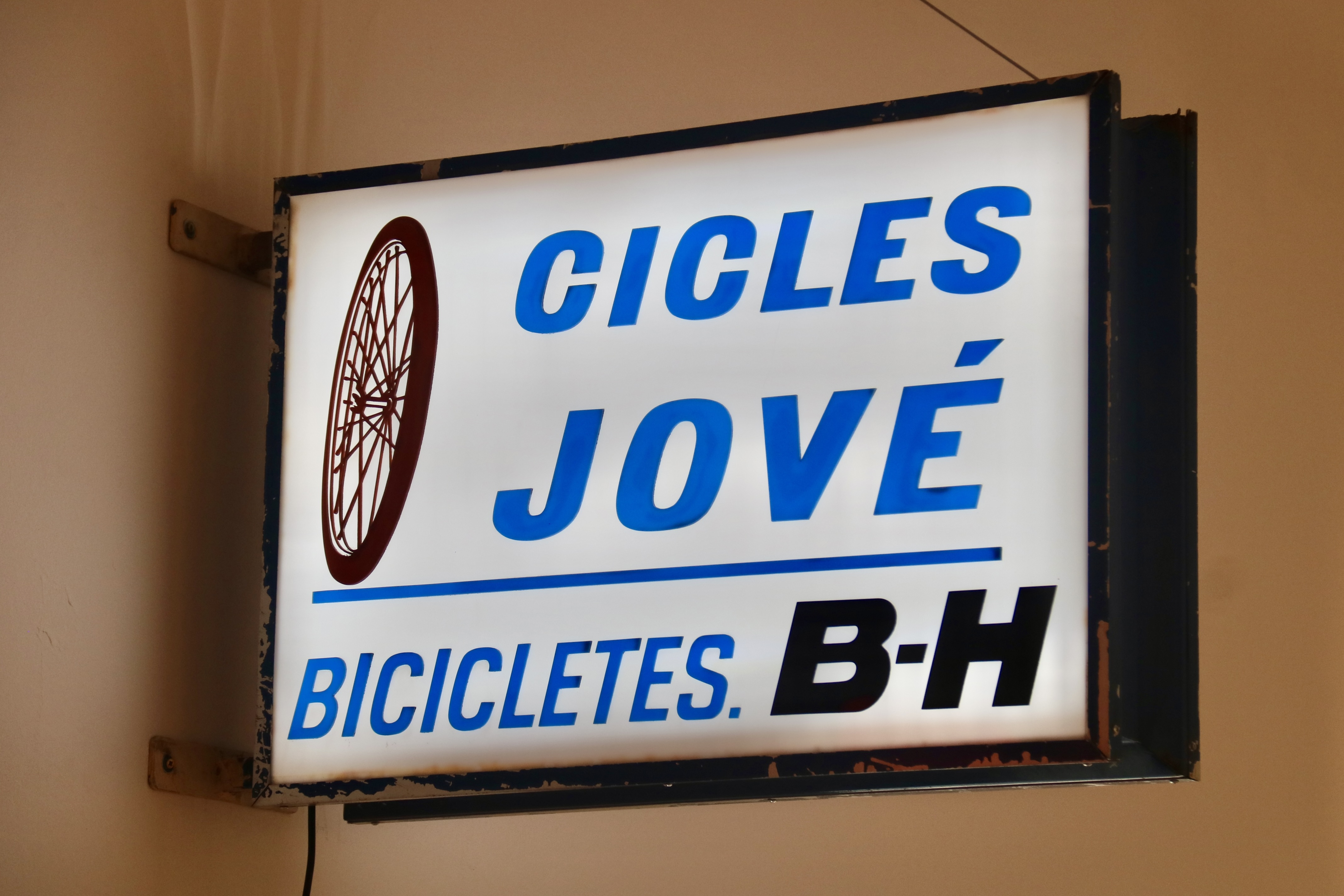 Sign from the former Cicles Jové, on display in an exhibition by Patrimoni Gràfic Sabadell