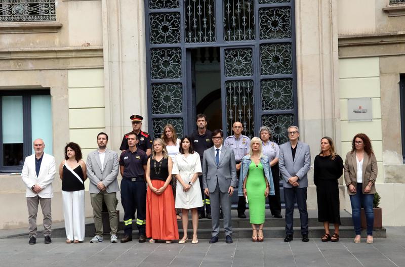 Illa i Parlon encapçalen un minut de silenci per la mort d'un bomber a l'incendi de Paüls