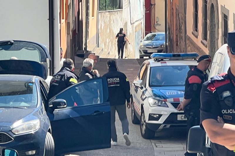 Police officers searching the home of the alleged murderer of a 15-year-old in Sant Hipòlit de Voltregà, central Catalonia