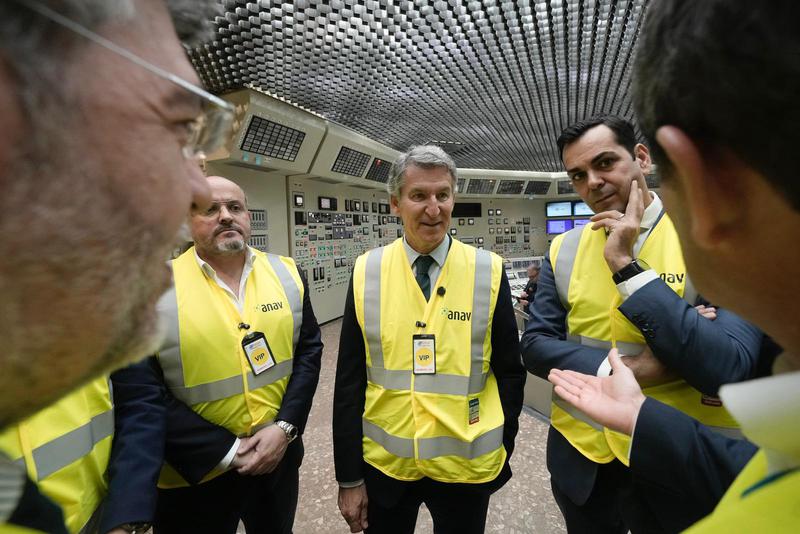 Feijóo promet estendre la vida útil de totes les centrals nuclears espanyoles en una visita a Ascó