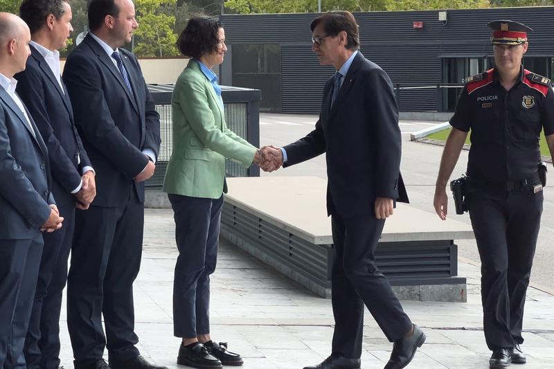 Catalan president Salvador Illa shakes hands with Interior Minister Núria Parlon during a visit to the headquarters building of the Mossos d'Esquadra Catalan police in Sabadell