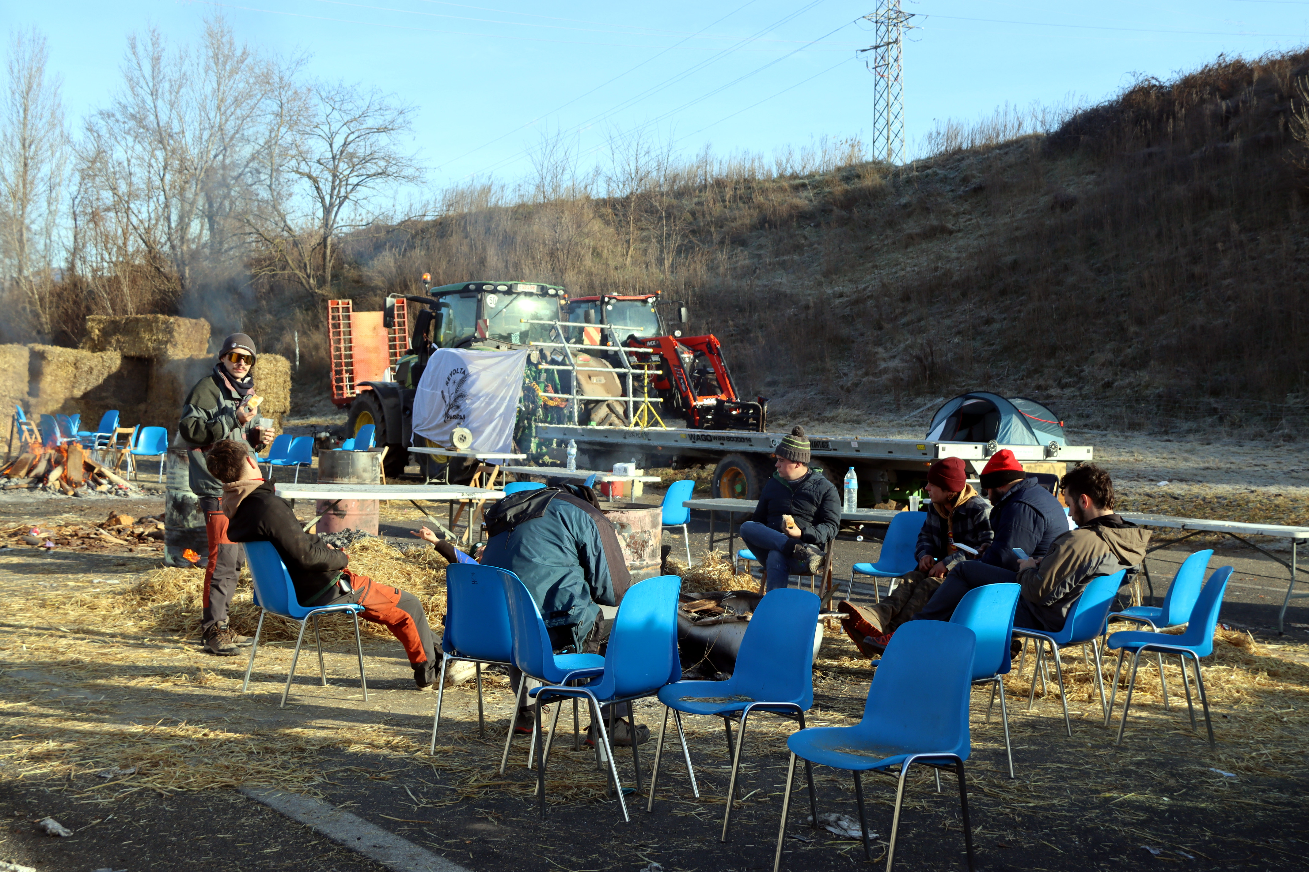 Famers having breakfast by the C-16 blockade